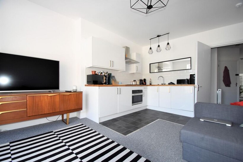 Pier Street, Ventnor PO38 1 bed flat to rent - £760 pcm (£175 pw)