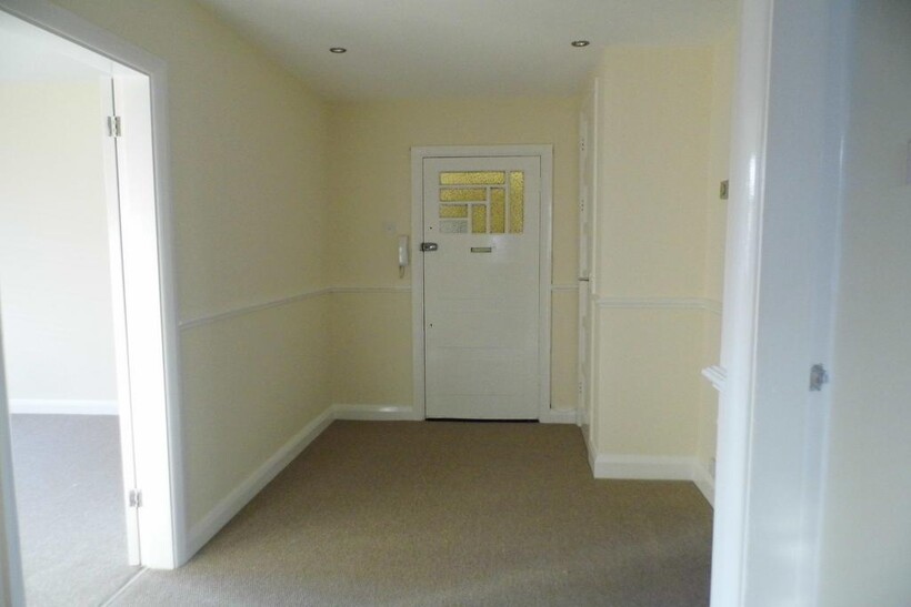 Springfield Gardens, Upminster RM14 2 bed apartment to rent - £1,575 pcm (£363 pw)