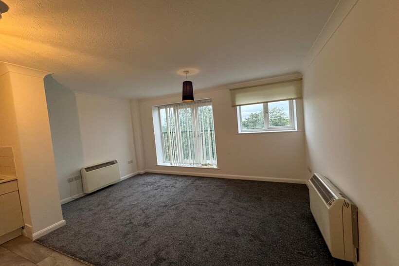 Crossbrook Street, Cheshunt EN8 2 bed flat to rent - £1,350 pcm (£312 pw)