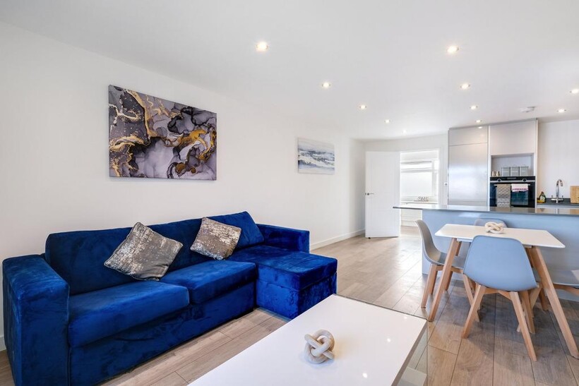 HA4 StMartins 09 2 bed apartment to rent - £3,500 pcm (£808 pw)