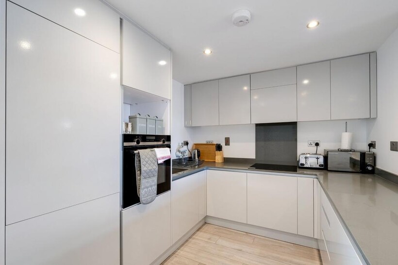 HA4 StMartins 09 2 bed apartment to rent - £3,500 pcm (£808 pw)