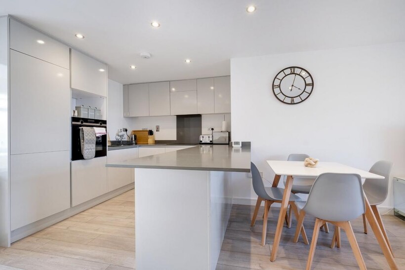 HA4 StMartins 09 2 bed apartment to rent - £3,500 pcm (£808 pw)