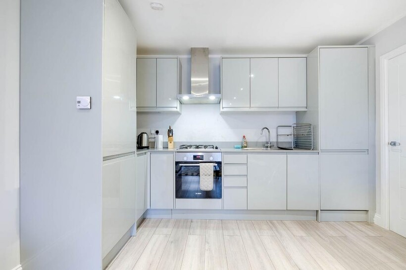 HP12 W Wycombe 247-1 2 bed apartment to rent - £3,990 pcm (£921 pw)