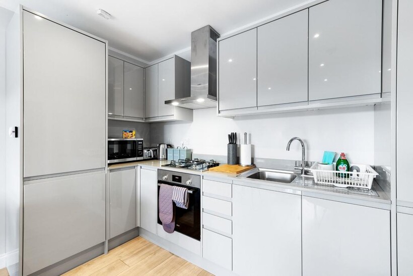 HP12 W Wycombe 247-3 2 bed apartment to rent - £3,990 pcm (£921 pw)