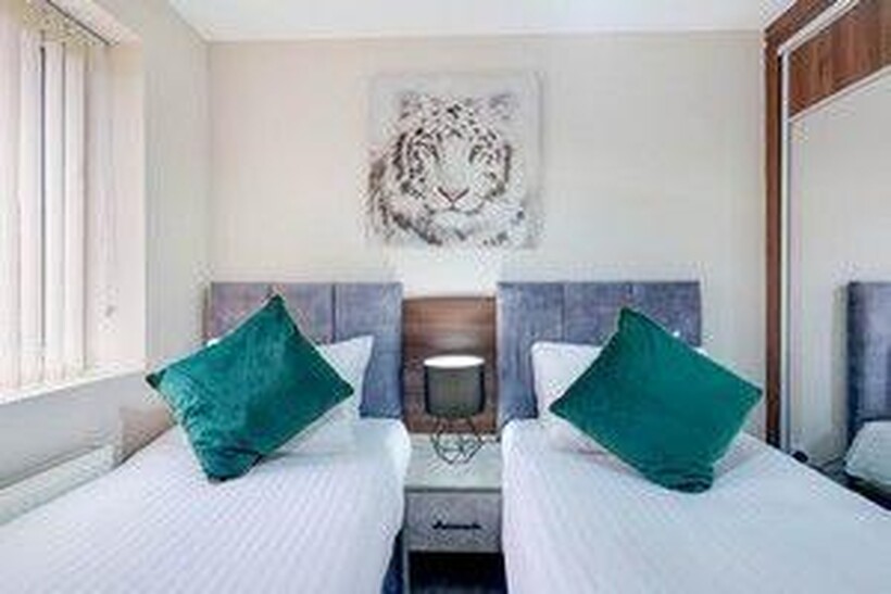 SL Reet Gdns 38 4 bed detached house to rent - £6,840 pcm (£1,578 pw)