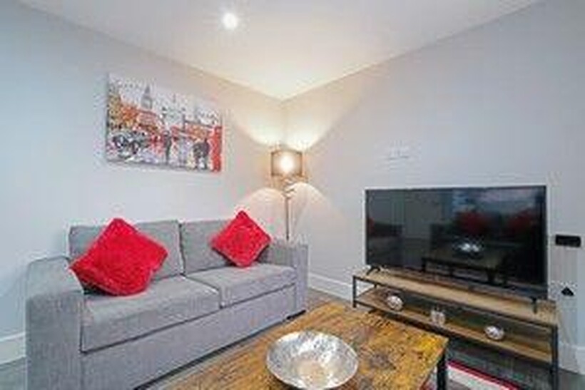 SH Crown Place 04 3 bed apartment to rent - £5,985 pcm (£1,381 pw)