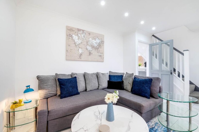 SL4 Smiths Lane 70A 3 bed detached house to rent - £7,125 pcm (£1,644 pw)