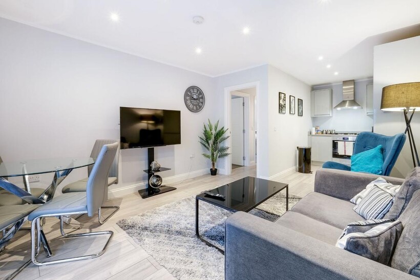 HP12 W Wycombe 247-6 2 bed apartment to rent - £3,990 pcm (£921 pw)