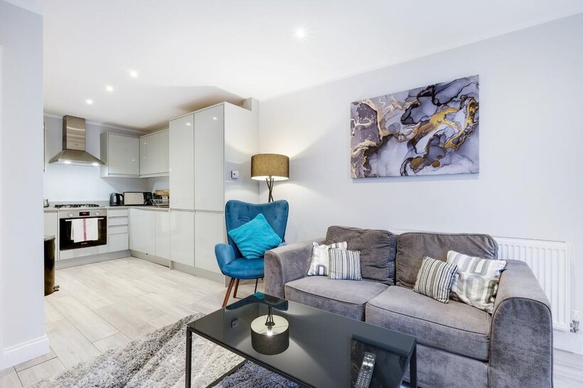 HP12 W Wycombe 247-6 2 bed apartment to rent - £3,990 pcm (£921 pw)