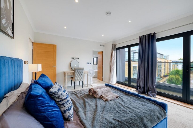 TW8 Concord Hse 13 2 bed apartment to rent - £5,985 pcm (£1,381 pw)