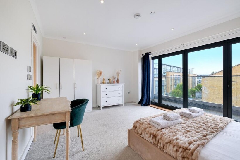 TW8 Concord Hse 14 2 bed apartment to rent - £5,985 pcm (£1,381 pw)