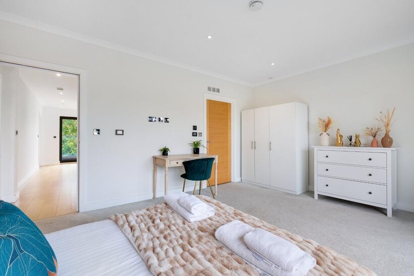 TW8 Concord Hse 14 2 bed apartment to rent - £5,985 pcm (£1,381 pw)