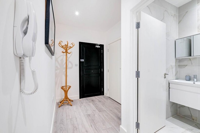 NN Corporation St 02 1 bed apartment to rent - £3,135 pcm (£723 pw)