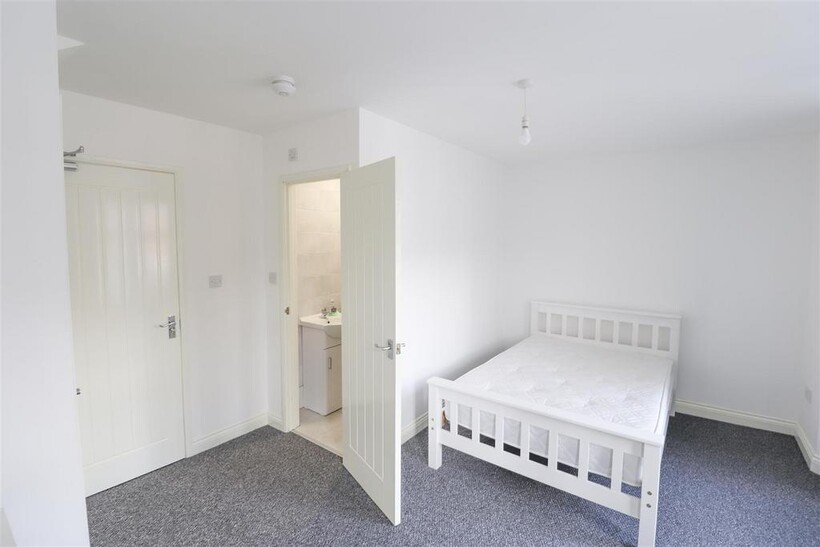 Humber Avenue, Coventry CV1 1 bed in a house share to rent - £525 pcm (£121 pw)