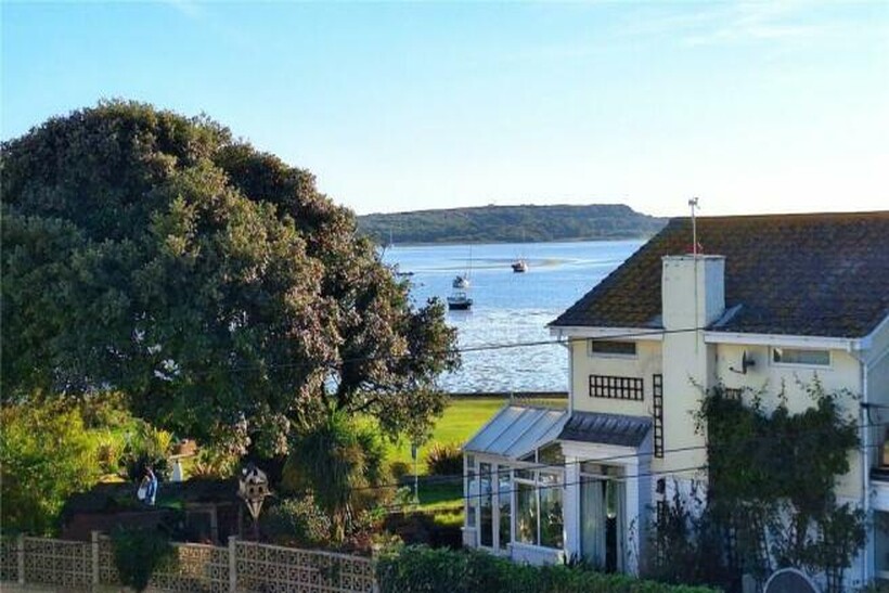 Mudeford, Christchurch BH23 3 bed townhouse to rent - £1,500 pcm (£346 pw)
