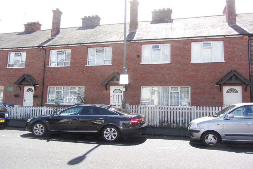 Walton Road, Woking GU21 2 bed terraced house to rent - £1,550 pcm (£358 pw)
