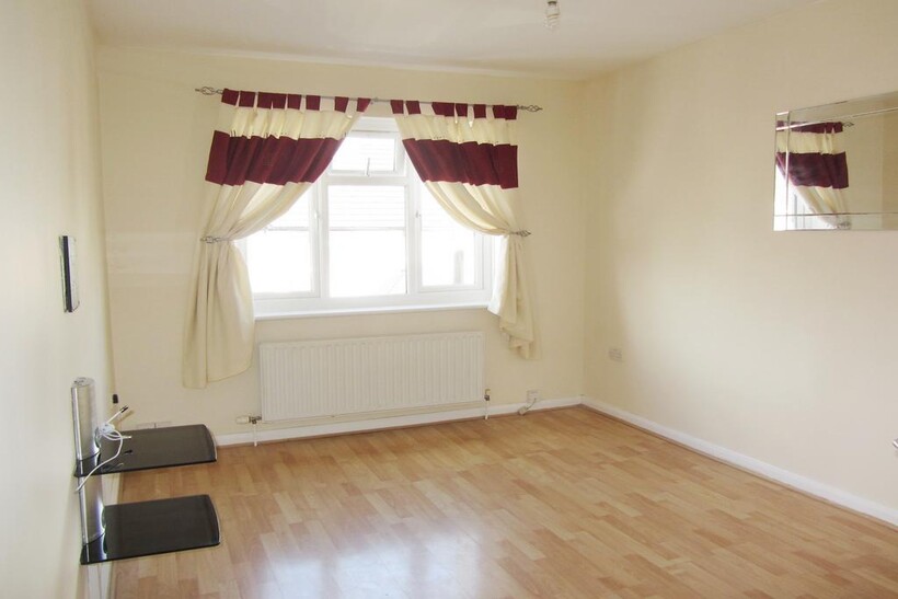 Walton Road, Woking GU21 2 bed terraced house to rent - £1,550 pcm (£358 pw)