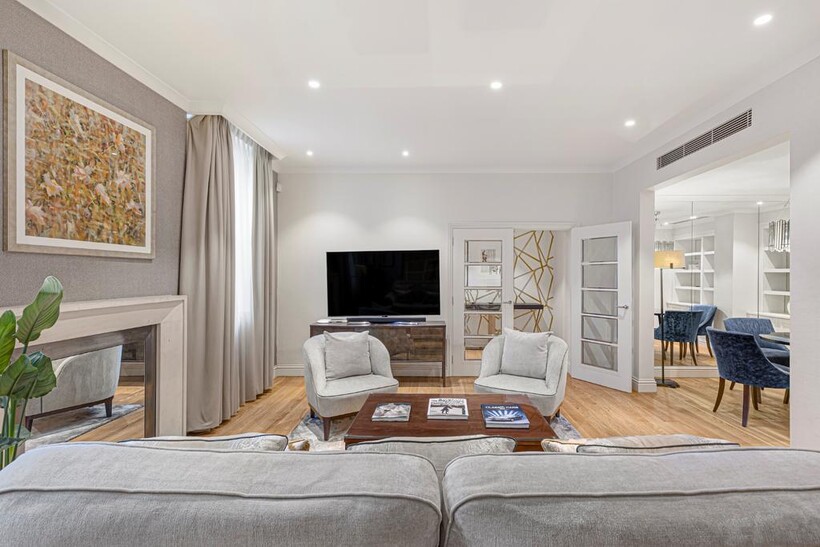 Hyde Park Gate, London SW7 1 bed flat to rent - £10,400 pcm (£2,400 pw)