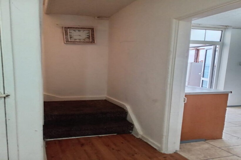 Valence Circus, Dagenham RM8 3 bed terraced house to rent - £2,350 pcm (£542 pw)