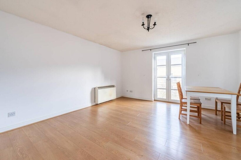 Langbourne Place, Canary Wharf... 2 bed flat to rent - £2,800 pcm (£646 pw)