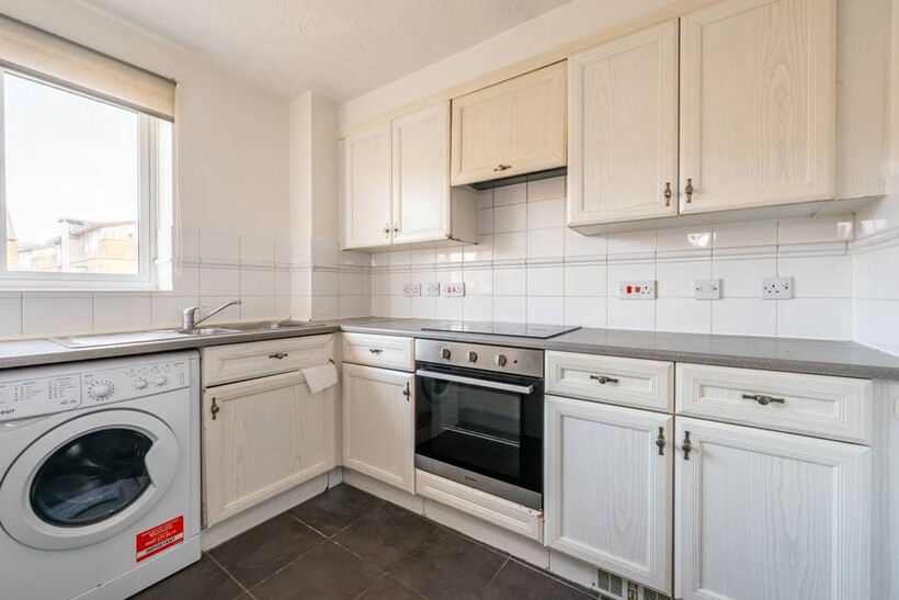 Langbourne Place, Canary Wharf... 2 bed flat to rent - £2,800 pcm (£646 pw)