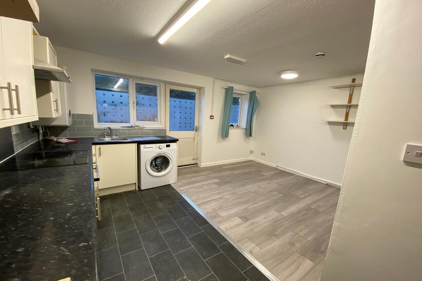 Canterbury CT1 4 bed semi-detached house to rent - £425 pcm (£98 pw)