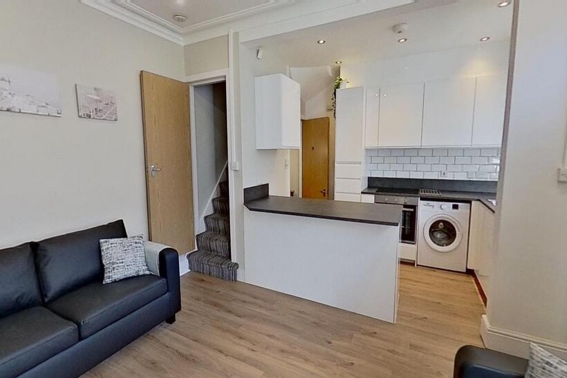 Beechwood Terrace, Burley, Leeds 4 bed house to rent - £1,495 pcm (£345 pw)
