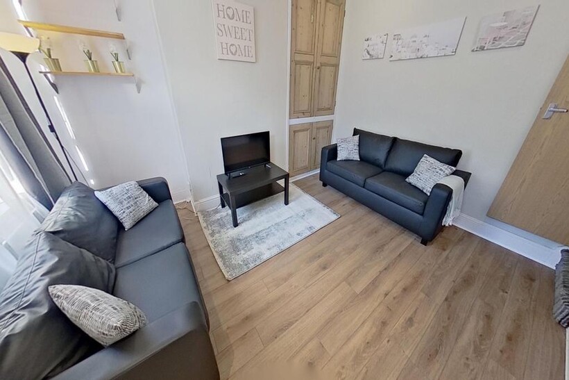 Beechwood Terrace, Burley, Leeds 4 bed house to rent - £1,495 pcm (£345 pw)