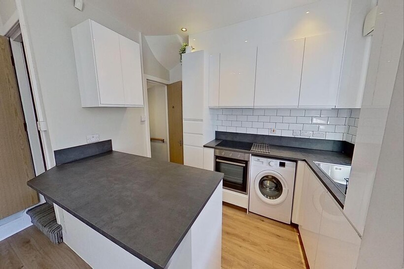 Beechwood Terrace, Burley, Leeds 4 bed house to rent - £1,495 pcm (£345 pw)