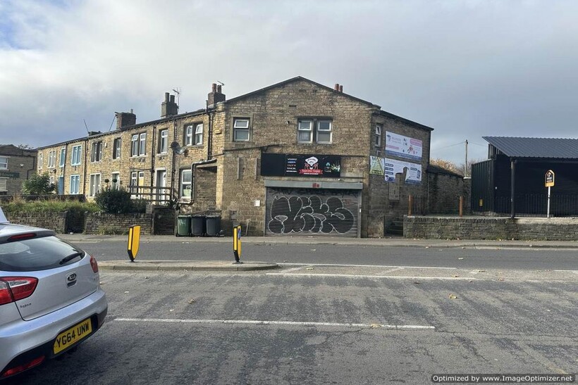 Bradford Road, Huddersfield HD1 Retail property (out of town) to rent - £500 pcm (£115 pw)