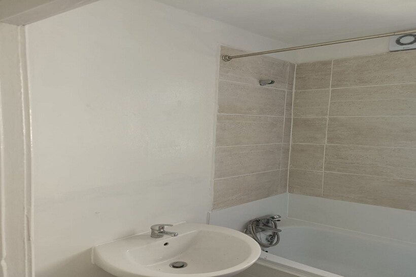 Cowley Road, Liverpool L4 3 bed terraced house to rent - £850 pcm (£196 pw)