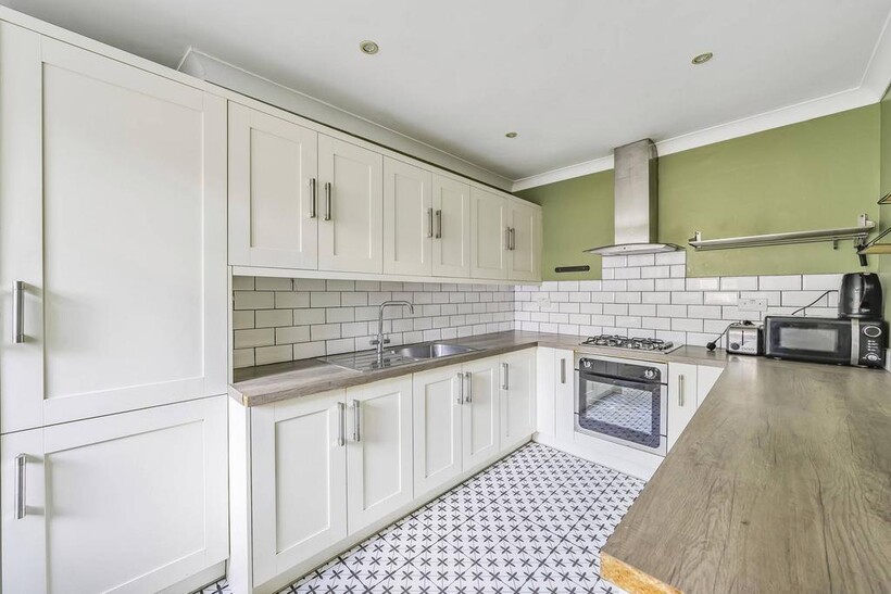 Khama Road, Tooting Broadway, London... 4 bed flat to rent - £5,850 pcm (£1,350 pw)