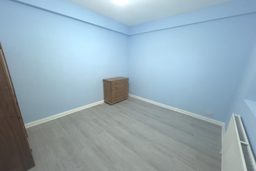 Kingsbridge Crescent, Southall... 1 bed flat to rent - £1,500 pcm (£346 pw)