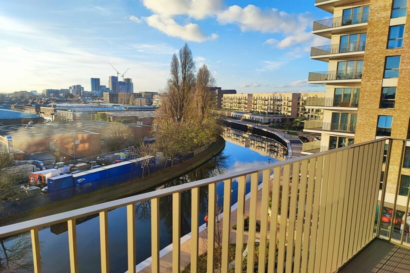 12 Quay Walk, London HA0 2 bed flat to rent - £2,550 pcm (£588 pw)