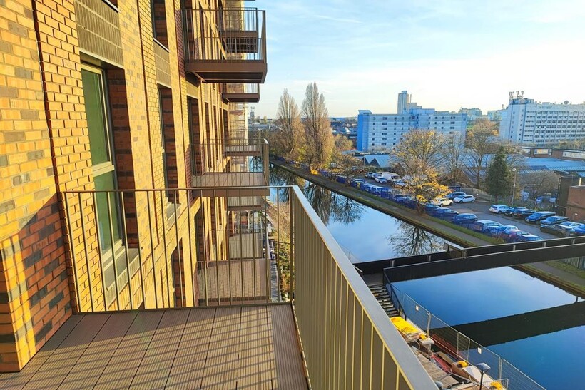 12 Quay Walk, London HA0 2 bed flat to rent - £2,550 pcm (£588 pw)