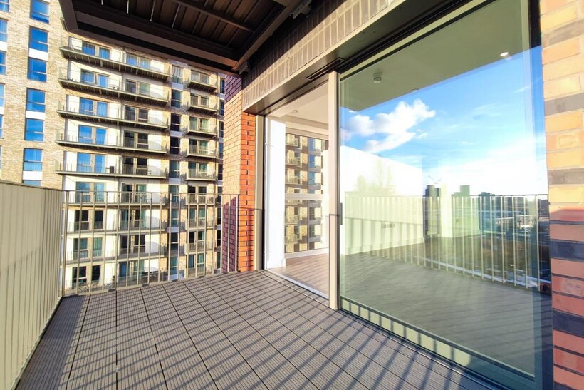 12 Quay Walk, London HA0 2 bed flat to rent - £2,550 pcm (£588 pw)