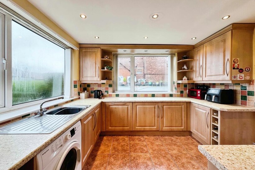 Edenfield Road, Manchester, M25 3 bed detached house to rent - £1,700 pcm (£392 pw)