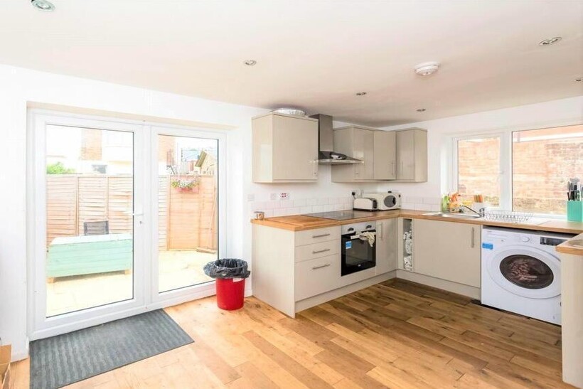 Arundel Street, Brighton BN2 4 bed end of terrace house to rent - £2,250 pcm (£519 pw)