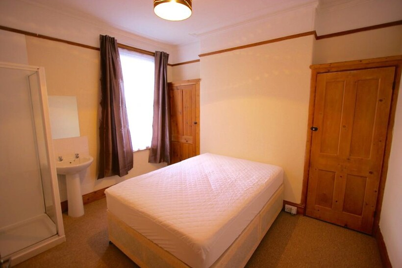 Room 2, 134 Lipson Road 1 bed terraced house to rent - £475 pcm (£110 pw)