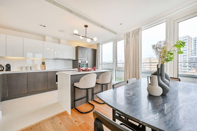 Kew Bridge Road, Brentford, TW8 3 bed penthouse to rent - £6,500 pcm (£1,500 pw)