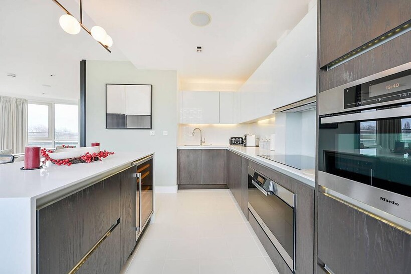 Kew Bridge Road, Brentford, TW8 3 bed penthouse to rent - £6,500 pcm (£1,500 pw)