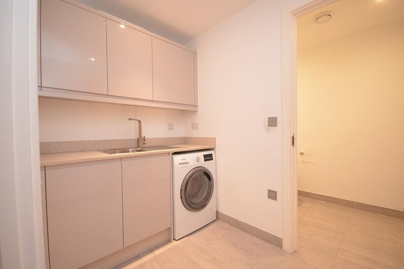 Thonrey Close, London NW9 3 bed duplex to rent - £2,650 pcm (£612 pw)