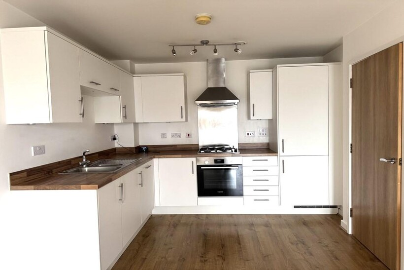 Victory Park Road, Addlestone KT15 2 bed apartment to rent - £1,600 pcm (£369 pw)