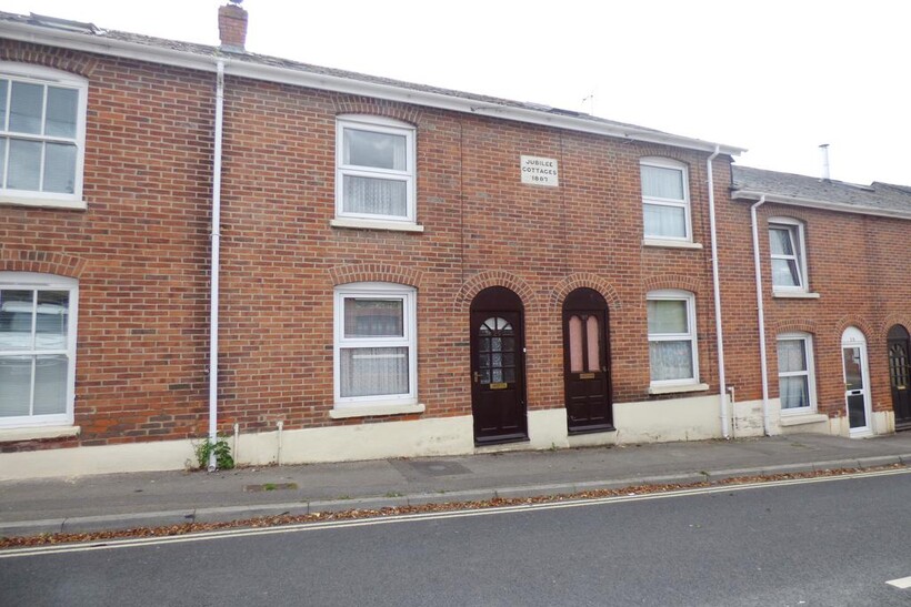 Marlborough Street, Andover SP10 2 bed terraced house to rent - £995 pcm (£230 pw)