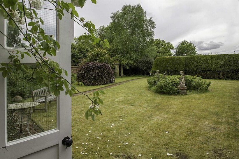 Mill Lane, Byfleet KT14 4 bed semi-detached house to rent - £2,650 pcm (£612 pw)