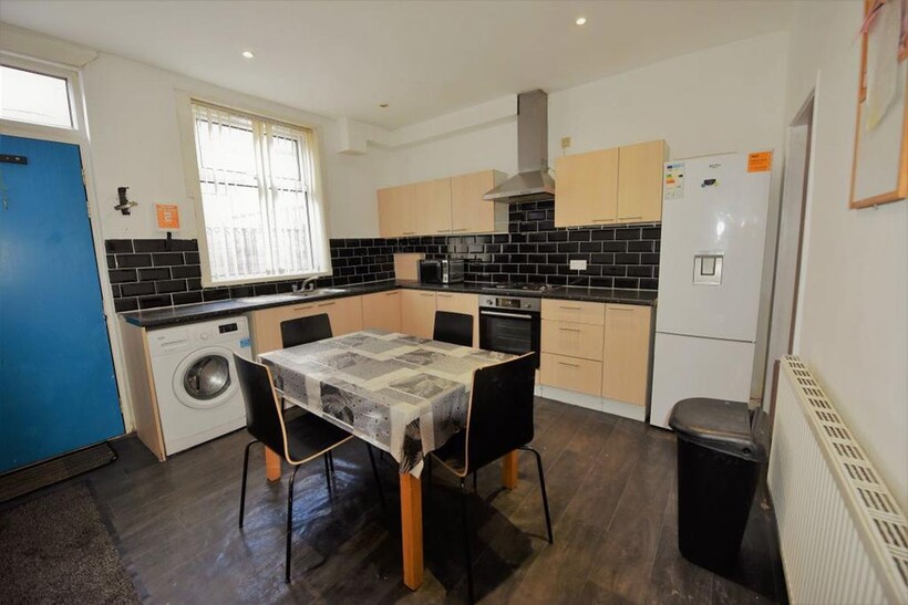 34 Burley Lodge Terrace 4 bed house to rent - £1,595 pcm (£368 pw)