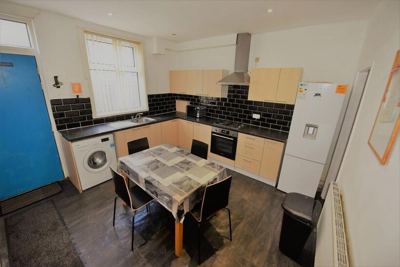 34 Burley Lodge Terrace 4 bed house to rent - £1,595 pcm (£368 pw)