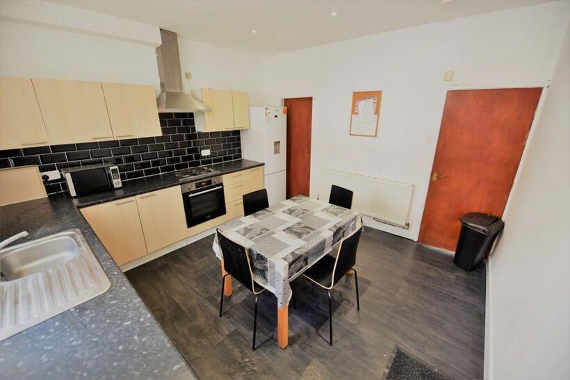 34 Burley Lodge Terrace 4 bed house to rent - £1,595 pcm (£368 pw)