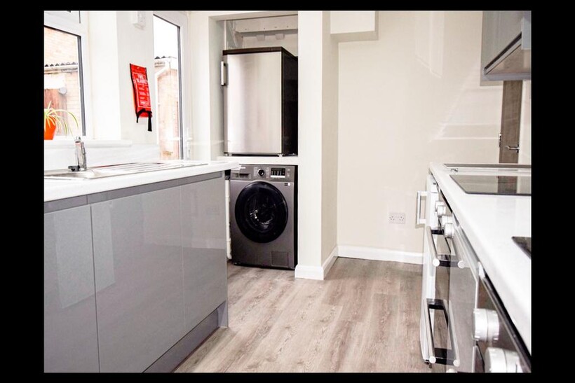 Leng Crescent, Norwich, NR4 5 bed semi-detached house to rent - £2,950 pcm (£681 pw)