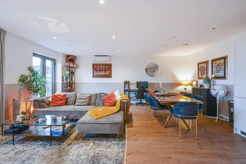 Tiller House, Gallions Reach, LONDON, E6 2 bed flat to rent - £2,650 pcm (£612 pw)